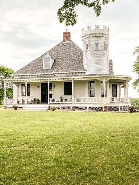 Columbia, Missouri rustic wedding and event venue with indoor and outdoor rustic ceremony